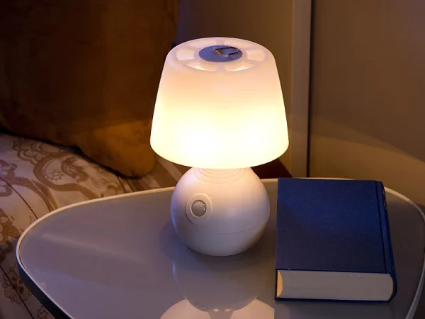 Lunartec Nachttischlampe Kabellos:2er-Set LED-Tischlampe, PIR- & Licht-Sensor, Warm- & Tageslichtweiß 7
