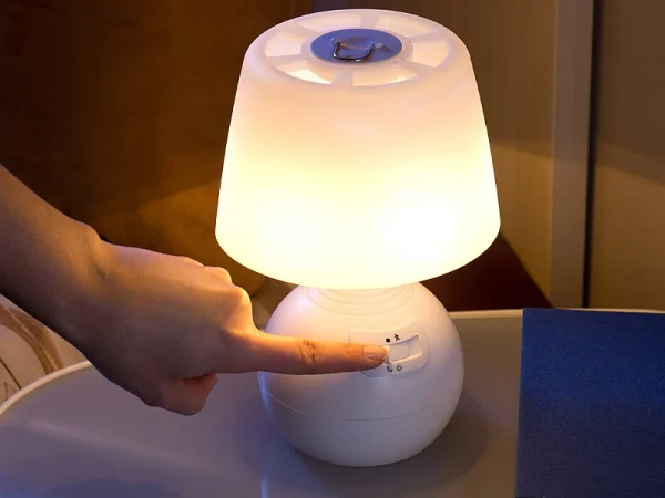 Lunartec Nachttischlampe Kabellos:2er-Set LED-Tischlampe, PIR- & Licht-Sensor, Warm- & Tageslichtweiß 13