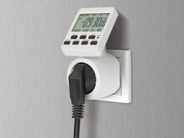 Revolt Zeitschalt-Uhren:4er-Set Digitale Zeitschaltuhren Mit 180° Rotierbarem LCD-Display 7